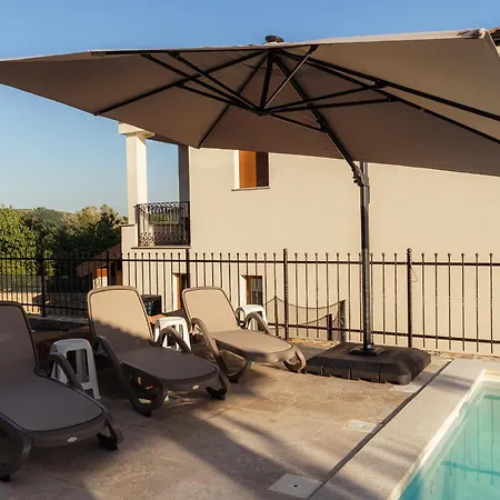 Lea Heated Pool Near Koper 别墅